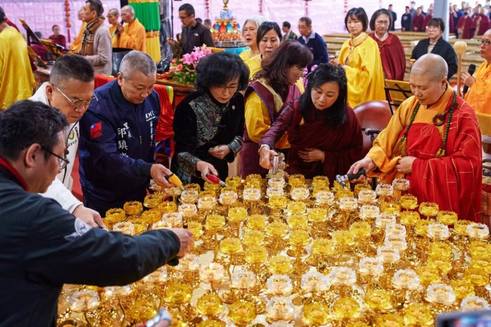 2025覺行佛教基金會萬燈供佛法喜圓滿覺行寺慈善晚會溫馨送暖-图片1